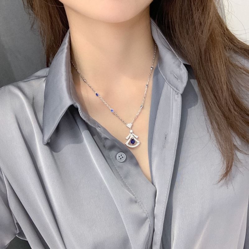 Bo*te*ga venenta necklaces